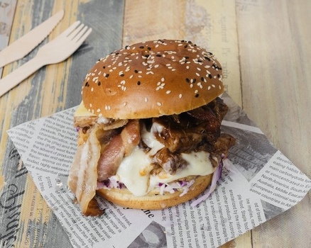 BBQ PULLED PORK BURGER