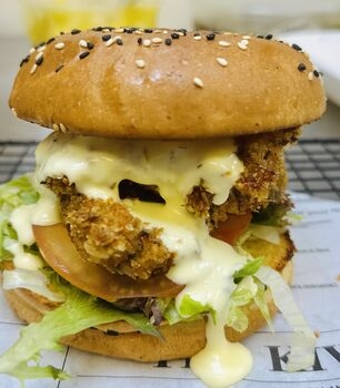MELT CHICKEN BURGER