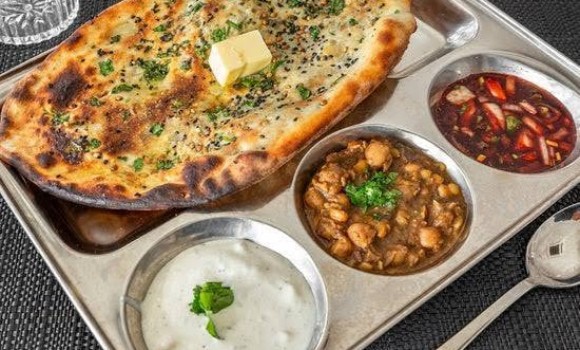 Amritsari Kulcha (1 Pc) Chole W/ Yoghurt