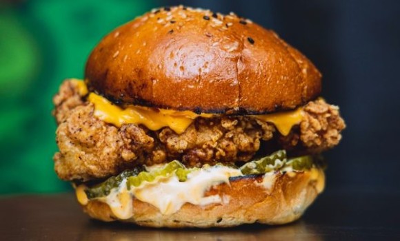 CHEESE CHICKEN BURGER