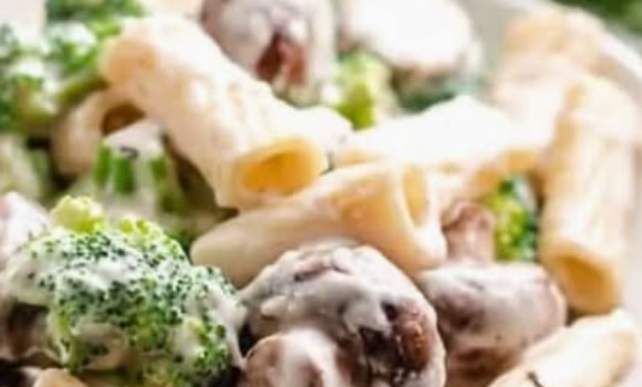 CREAMY GARLIC BROCCOLI & MUSHROOM PENNE